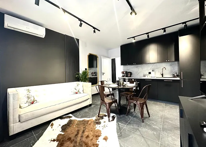 Golden ~ 1000m Main Square ~ Self Check-in 24h