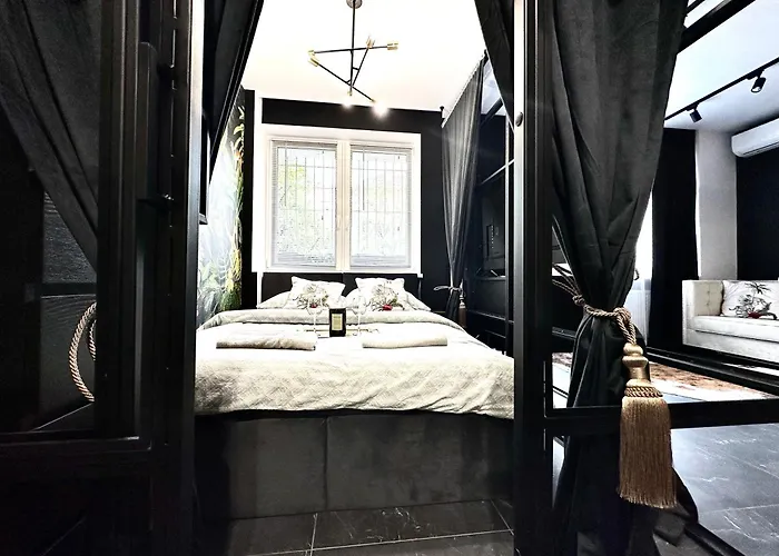 Golden ~ 1000m Main Square ~ Self Check-in 24h *