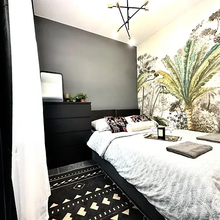 Golden ~ 1000m Main Square ~ Self Check-in 24h Апартаменты