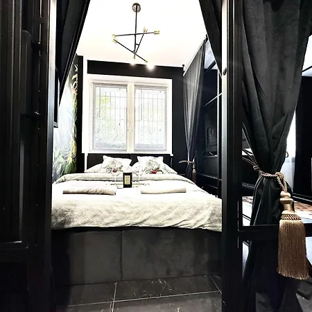 Golden ~ 1000m Main Square ~ Self Check-in 24h *